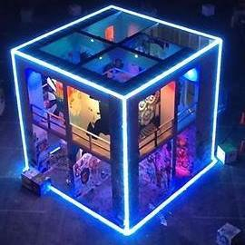 Cube lit at night - Freeman